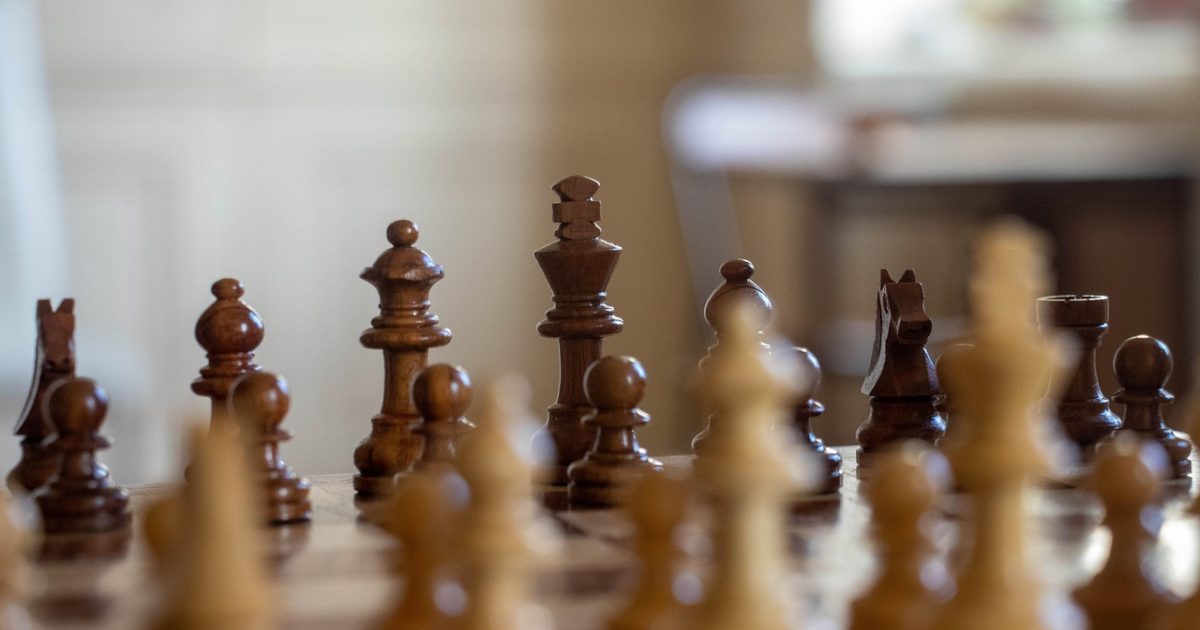 y8免费小游戏 App 数据看板界面截图，深色背景上排列着游戏分区卡片、在线人数曲线与本周热门榜单，金色与暗红点缀，旁边立着一台手机展示同一界面